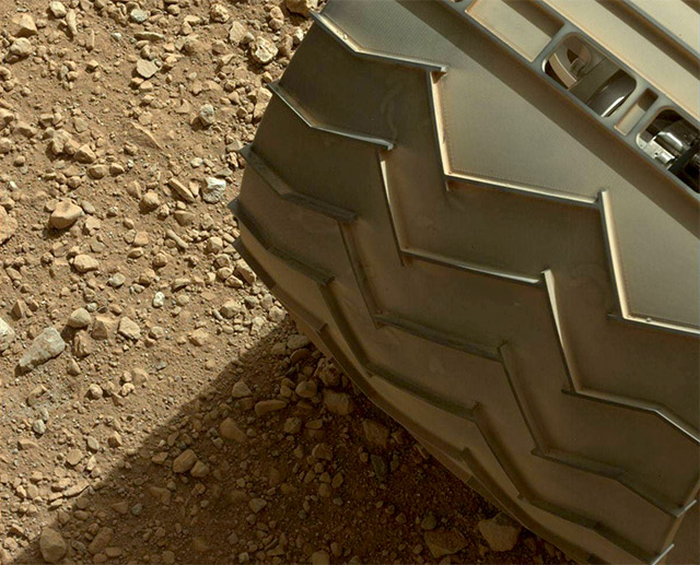 Rueda del Curiosity y rocas de Marte