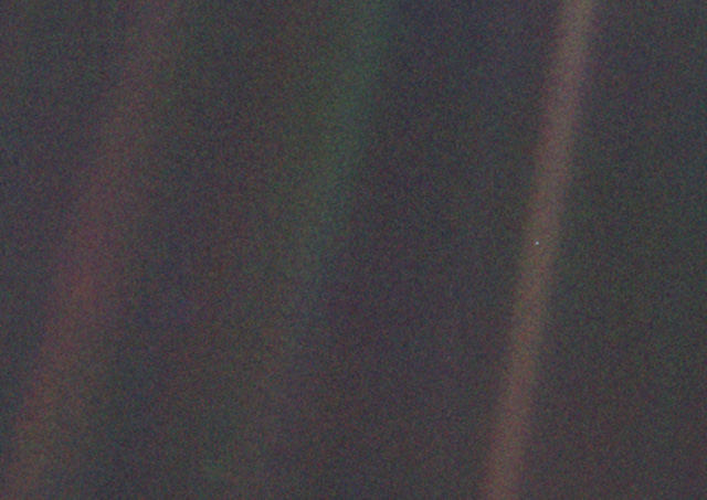 Un punto azul pálido