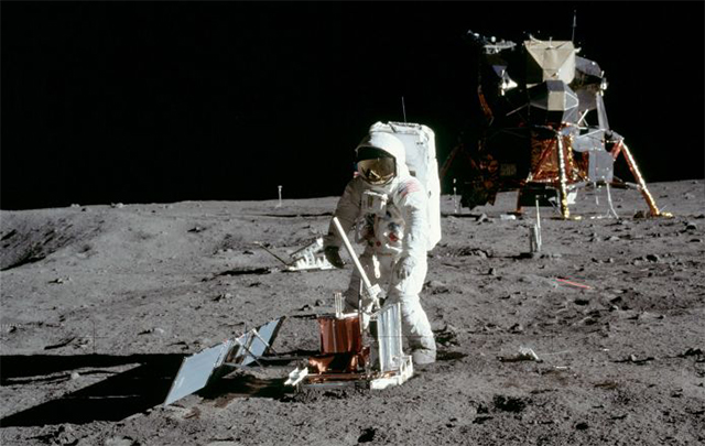 Sismógrafo en la Luna